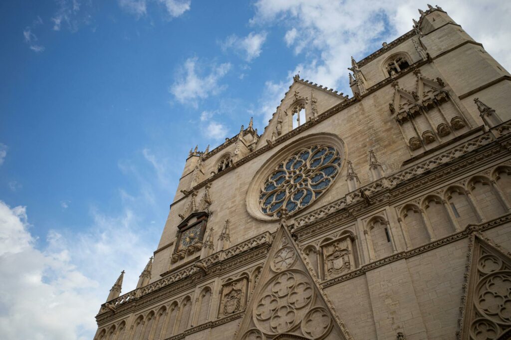 CROUS Lyon vs Résidence privée : Logement public vs privé